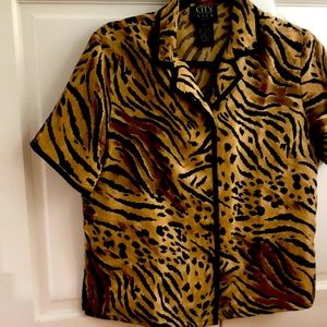 Vintage preppy all silk tiger print top en fuego!